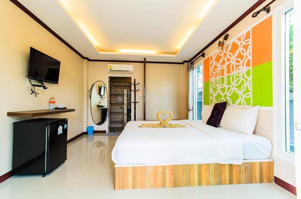 The Harbor Front เกาะล้าน Hotell Exteriör bild