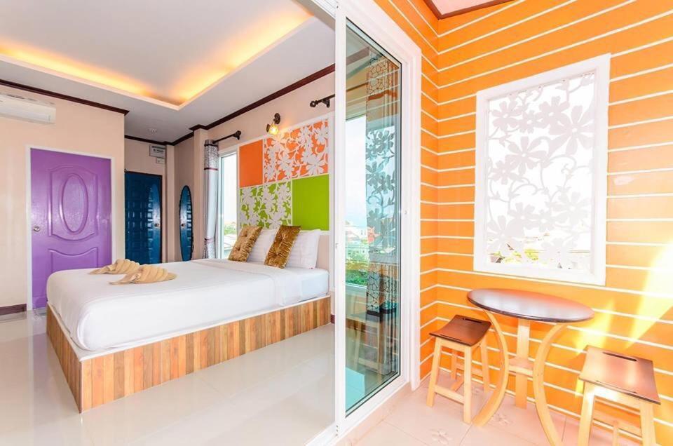 The Harbor Front เกาะล้าน Hotell Exteriör bild
