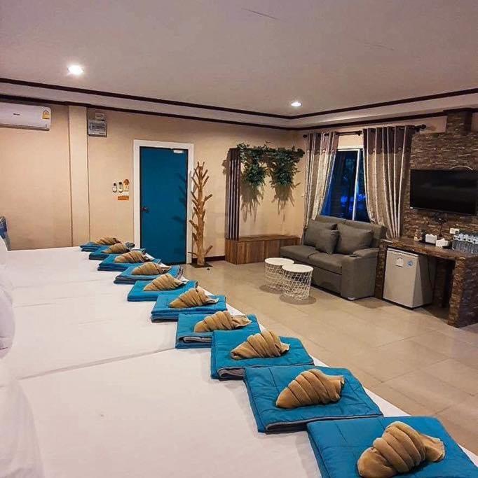 The Harbor Front เกาะล้าน Hotell Exteriör bild